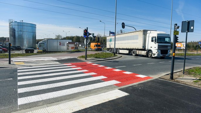 Na całej długości ul. Rokicińskiej ułożona jest nawierzchnia nowej drogi. 