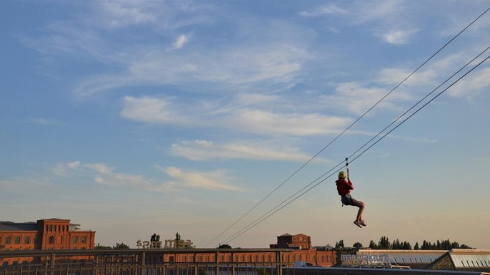 Zdjęcie promujące wydarzenie: Tyrolka w Manufakturze - mat. pras. Manufaktura