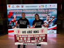 Amelia wraz z trenerem i flagą klubową