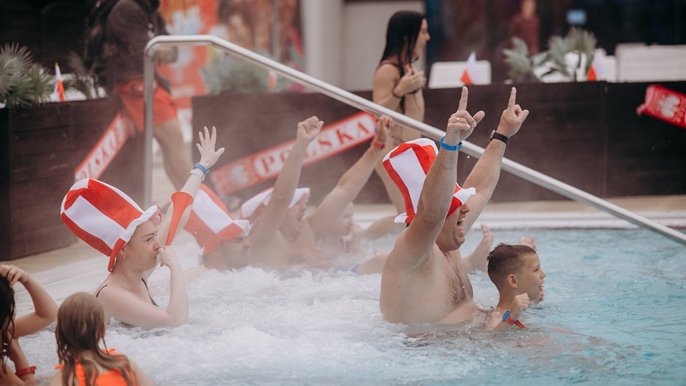  - Zdjęcia kibiców w basenie wypływowym