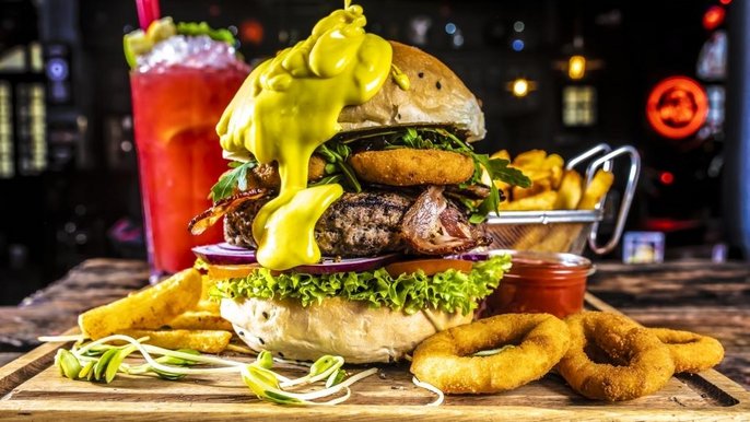 Zdjęcie promujące wydarzenie: 2. edycja Jemy w Łodzi | Burger Fest - burgerowe szaleństwo w Manufakturze - fot. mat. pras. Manufaktura