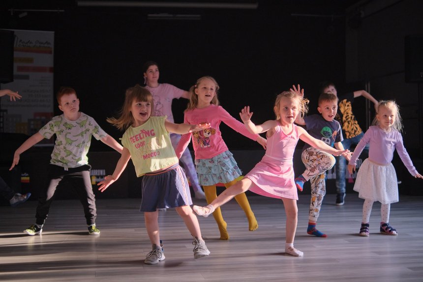 Tańczące siedzi na scenie.