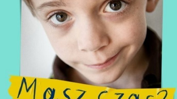  - Plakat zachęca do bycia wolontariuszem w „Akademii Przyszłości”. Pokazuje chłopca patrzącego bezpośrednio w obiektyw z niewielkim uśmiechem i hasło: „Masz czas? Bo ja mam pewność siebie do zbudowania”, podkreślając, że dzieci potrzebują wsparcia dorosłych. Akademia Przyszłości – głowa do góry. Dołącz do wolontariatu, akademiaprzyszłości.org.pl