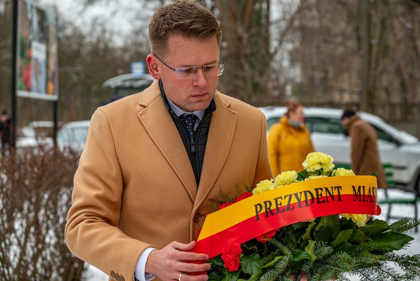 Wiceprezydent Adam Wieczorek Składa Kwiaty. fot. Patryk Wacławiak