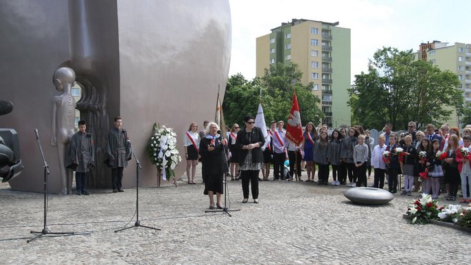 Symbolem martyrlogii dzieci jest pomnik w parku Szarych Szeregów, zwany "Pomnikiem Pękniętego Serca". 