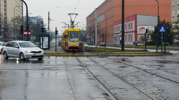 Torowisko na skrzyżowaniu wymaga wymiany i ułożenia nowej nawierzchni - fot. Paweł Łacheta / UMŁ