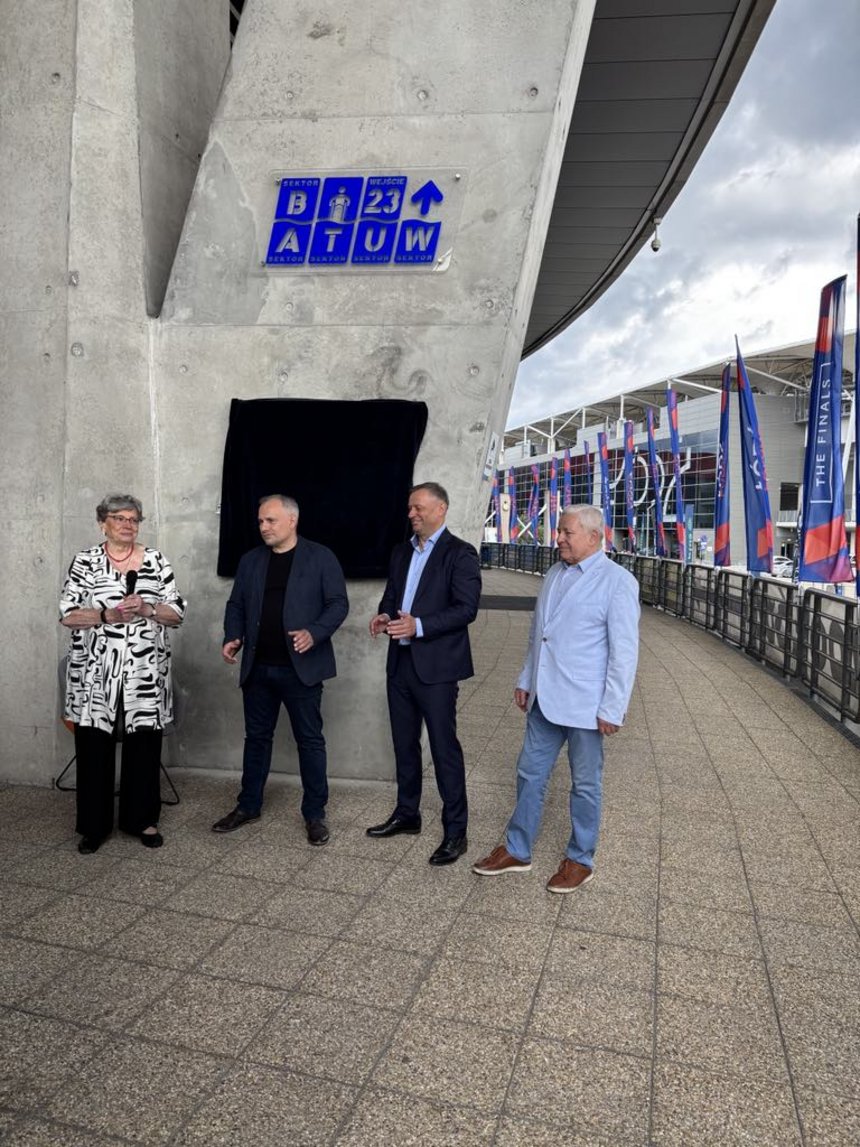 Barbara Niemczyk przemawia przed odsłonięciem pamiątkowej tablicy