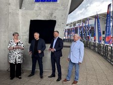 Barbara Niemczyk przemawia przed odsłonięciem pamiątkowej tablicy