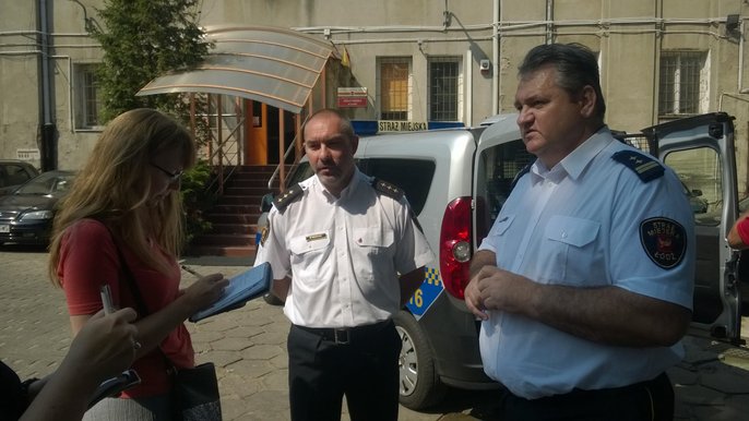 Komendant Straży Miejskiej w Łodzi Zbigniew Kuleta (z prawej) oraz Marek Marusik (w środku), zastępca naczelnika dowodzenia Straży Miejskiej w Łodzi - fot. Wojciech Markiewicz / UMŁ