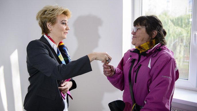 Prezydent Hanna Zdanowska wręczyła klucze do mieszkania pani Marii Kolejwie, pierwszej lokatorce bloku z mieszkaniami socjalnymi przy ul. Rogozińskiego 15 - Fot. Radosław Jóźwiak / UMŁ