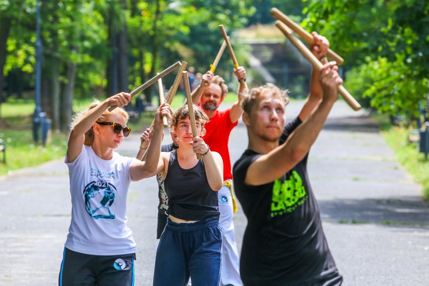 Ludzie podczas capoeiry w parku