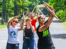 Ludzie podczas capoeiry w parku