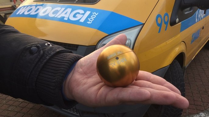 Naszpikowane elektroniką metalowe kule płynąc w wodociągowych rurach lokalizują wszystkie, nawet najmniejsze przecieki. - fot: ZWiK