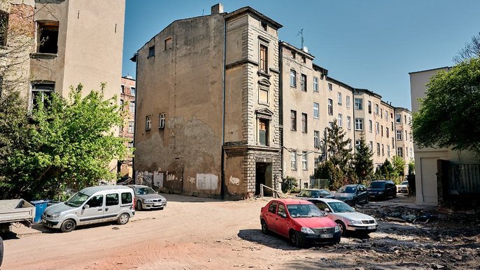 Pasaż Majewskiego zastąpi dziki parking przy ul. Jaracza 22 i połączy ul. Jaracza z ul. Włókienniczą. 