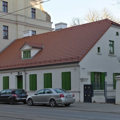 Pierwszy dom rodziny Steinertów - zachowany do dziś przykład typowego ulokowania domu z pierwszej połowy XIX w. przy ul. Piotrkowskiej (fot. Patryk Wacławiak) 