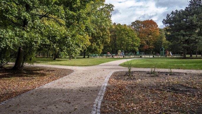 Nowe trawniki, drzewa i krzewy, ławki, oświetlenie. Kończy się modernizacja parku im. Poniatowskiego - fot. Stefan Brajter / UMŁ
