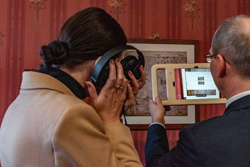 Zwiedzanie "Bibuły" możliwe jest w wersji tradycyjnej, jak i w "rzeczywistości rozszerzonej". Wiceprezydent Łodzi Małgorzata Moskwa - Wodnicka i dyrektor Muzeum Józefa Piłsudskiego w Sulejówku Robert Andrzejczyk. Fot. P. Wacławiak, UMŁ. 