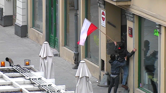 Złodzieje flag - ujęci przez strażników 
