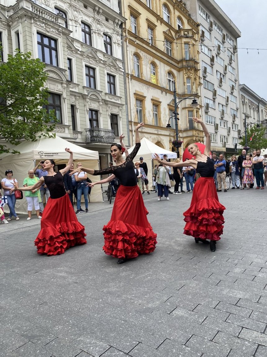 Występ tancerek flamenco na ul. Piotrkowskiej