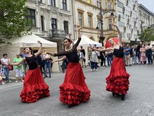 Występ tancerek flamenco na ul. Piotrkowskiej
