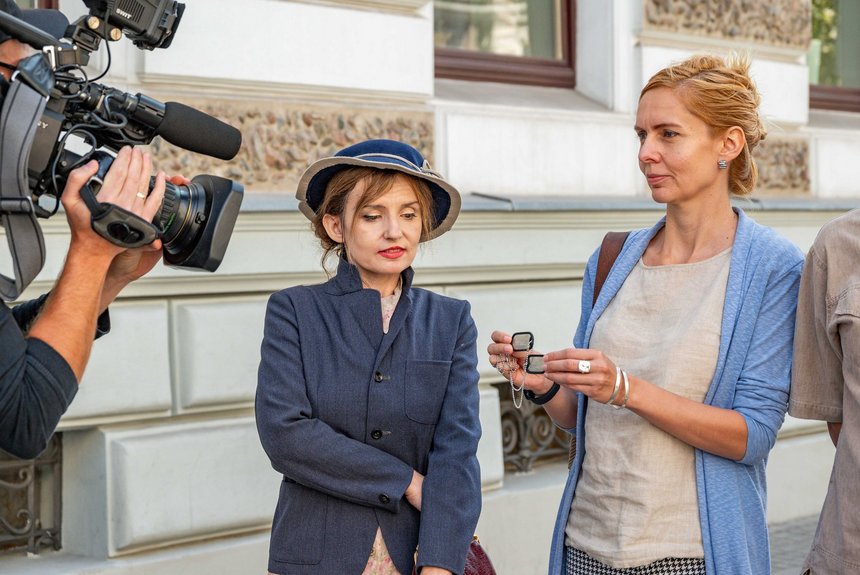 Nieśmiertelniki, które znajdziemy na stanowisku Muzeum Tradycji Niepodległościowych w Łodzi . Fot. P. Wacławiak.Kostium kobiecy z lat 40. , widoczny na zdjęciach pochodzi z zasobów Łódzkiego Centrum Filmowego w Łodzi. 