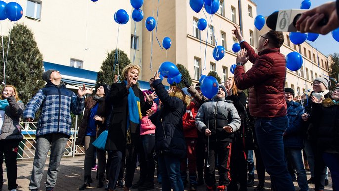 Prezydent Hanna Zdanowska zainaugurowała łódzkie obchody kampanii "Polska na niebiesko" - fot. Radosław Żydowicz / UMŁ