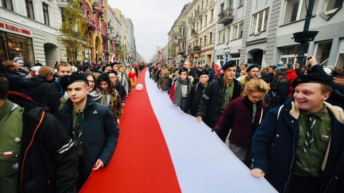 123 metrowa flaga Polski, której długość odpowiada długości pozostawania naszej Ojczyzny pod zaborami - mat. UMŁ