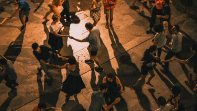 Zdjęcie promujące wydarzenie: Warsztaty bezpłatne tańca dla seniorów w Poleskim Ośrodku Sztuki - filia Karolew - fot. mat. Poleski Ośrodek Sztuki