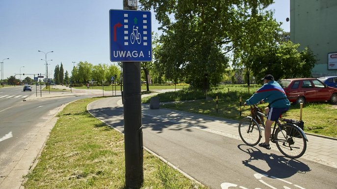 Uwaga, pierwszeństwo dla rowerzysty! Na ulice w Łodzi wprowadzono nowe znaki drogowe - fot. Radosław Jóźwiak / UMŁ