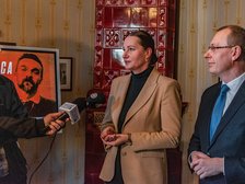 Wiceprezydent Łodzi Małgorzata Moskwa - Wodnicka i dyrektor Muzeum Józefa Piłsudskiego w Sulejówku Robert Andrzejczyk. Fot. P. Wacławiak, UMŁ. 