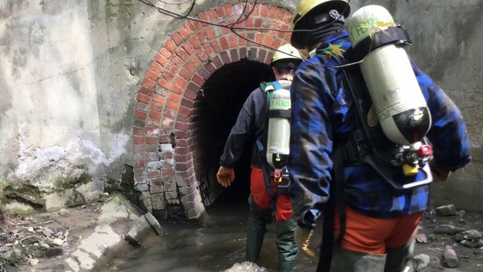 Pracownicy ZWIK wchodzą do kanałów tylko w wyjątkowych sytuacjach, ściśle przestrzegając zasad bezpieczeństwa - fot. z arch. ZWiK