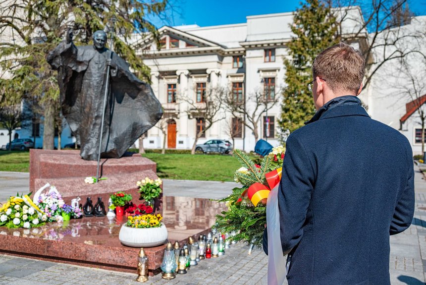 Wiceprezydent Adam Wieczorek składa kwiaty pod pomnikiem papieża w Łodzi. Fot. P. Wacławiak, UMŁ. 