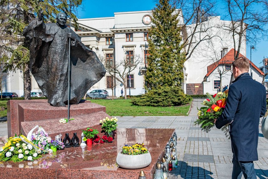 Wiceprezydent Adam Wieczorek składa kwiaty pod pomnikiem papieża w Łodzi. Fot. P. Wacławiak, UMŁ. 