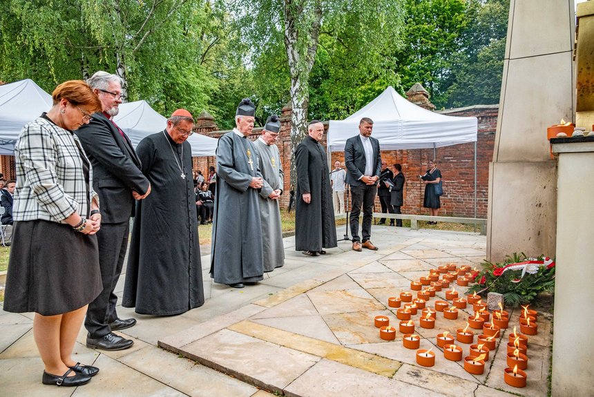 Duchowni kościołów chrześcijańskich: kardynał Grzegorz Ryś, biskup kościoła Ewangelicko-Reformowanego Semko Koroza, proboszcz parafii Ewangelicko-Augsburskiej Michał Makula, przedstawiciele kościoła Mariawitów. Fot. P. Wacławiak, UMŁ. 