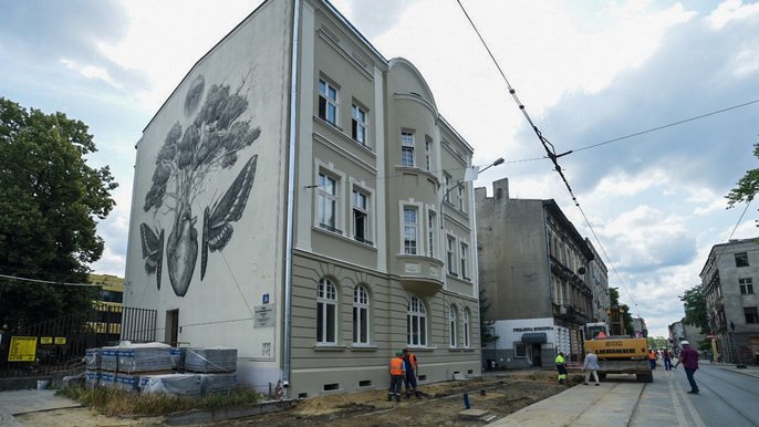 Odsłonięta została frontowa elewacja kamienicy przy ul. Kilińskiego 26, która w całości poddana jest rewitalizacji. Na ścianie szczytowej zachowano mural, który kilka lat temu stworzył Portorykańczyk Alexis Diaz. - fot. Paweł Łacheta