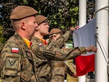 Żołnierze 9. Łódzkiej Brygady Obrony Terytorialnej. Wciąganie flagi na maszt. Fot. P. Wacławiak, UMŁ. 