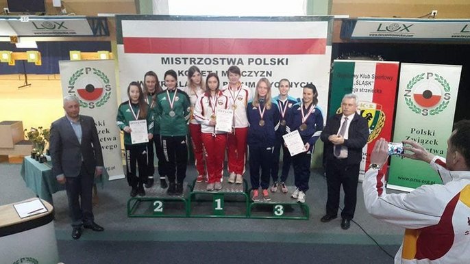 Na najwyższym stopniu podium stoją od lewej Katarzyna Komorowska, Klaudia Buczek i Agnieszka Nagay. 