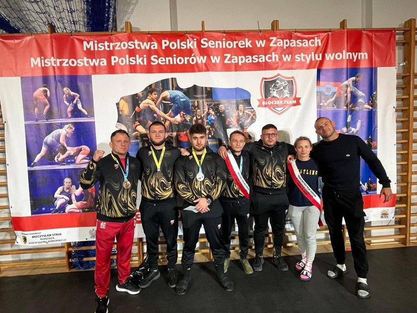 Na zdjęciu medaliści Mistrzostw Polski z drużyny LKS Łódzka Akademia zapasów oraz trenerzy 