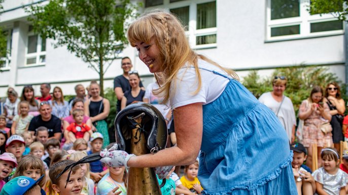  - Dzieci oglądające spektakl na ulicy Piotrkowskiej