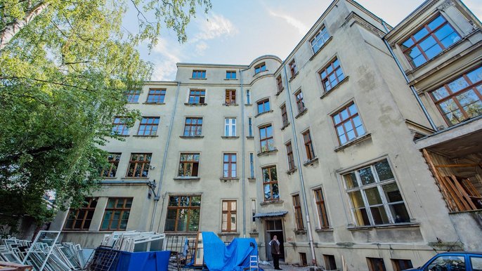 W przychodni przy ul. Skłodowskiej – Curie należącej do Miejskiego Centrum Medycznego Polesie trwa zaś wart 1,5 mln remont. W budynku wymieniane jest 166 drewnianych okien oraz wszystkie grzejniki. Remontowany też jest dach. - fot. Radosław Żydowicz