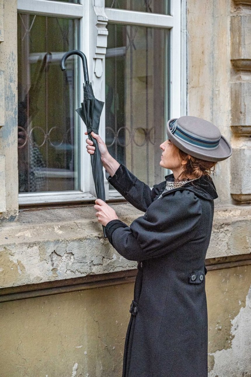 Sufrażystki miały rzekomo "dobijać się" o prawa wyborcze stukając parasolkami w okna ważnych instytucji. Rekonstrukcja anegdoty. Fot. P. Wacławiak, UMŁ. 