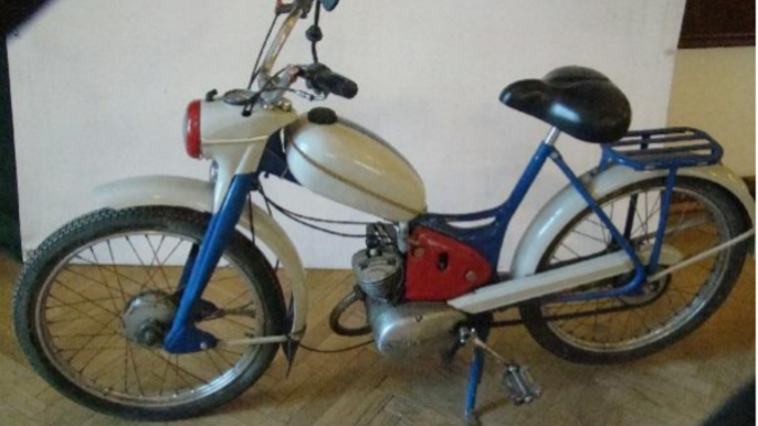 Aukcja przedmiotów z Biura Rzeczy Znalezionych po raz pierwszy odbędzie się na Allegro. Jednym z wystawionych na sprzedaż przedmiotów jest motorower Komar. 