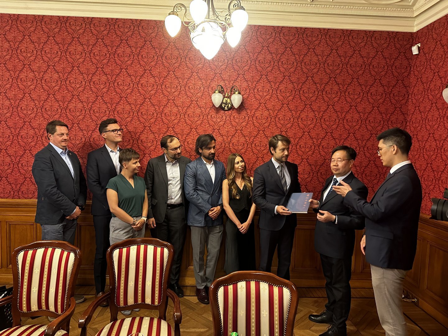 Przedstawiciele Miasta Kanton wręczający prezent Wiceprezydentowi Adamowi Pustelnikowi, obok Przedstawiciele Miasta Łodzi oraz Uniwersytetu Łódzkiego.