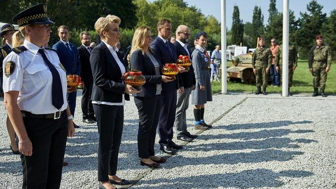 W 79. rocznicę wybuchu II wojny światowej przed Pomnikiem Chwały Żołnierzy Armii Łódź spotkali się kombatanci, władze miejskie i łodzianie - fot. Andrzej Janecki / UMŁ