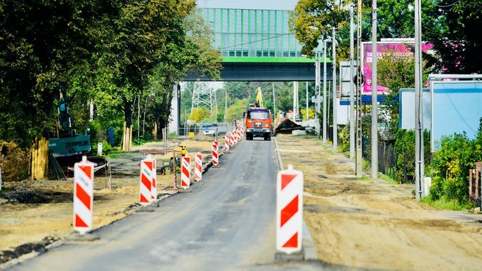 Na ul. Rokicińskiej kładziony jest już nowy asfalt - fot. Paweł Łacheta / UMŁ
