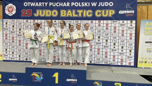 na zdjęciu zawodnicy stojący na podium z medalami w tym ze złotem (Karolina Marcinkowska)