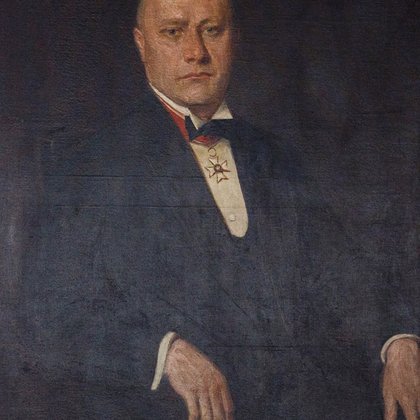 Portret Aleksego Rżewskiego przed Dużą Salą Obrad Rady Miejskiej w Łodzi (ul. Piotrkowska 104) 