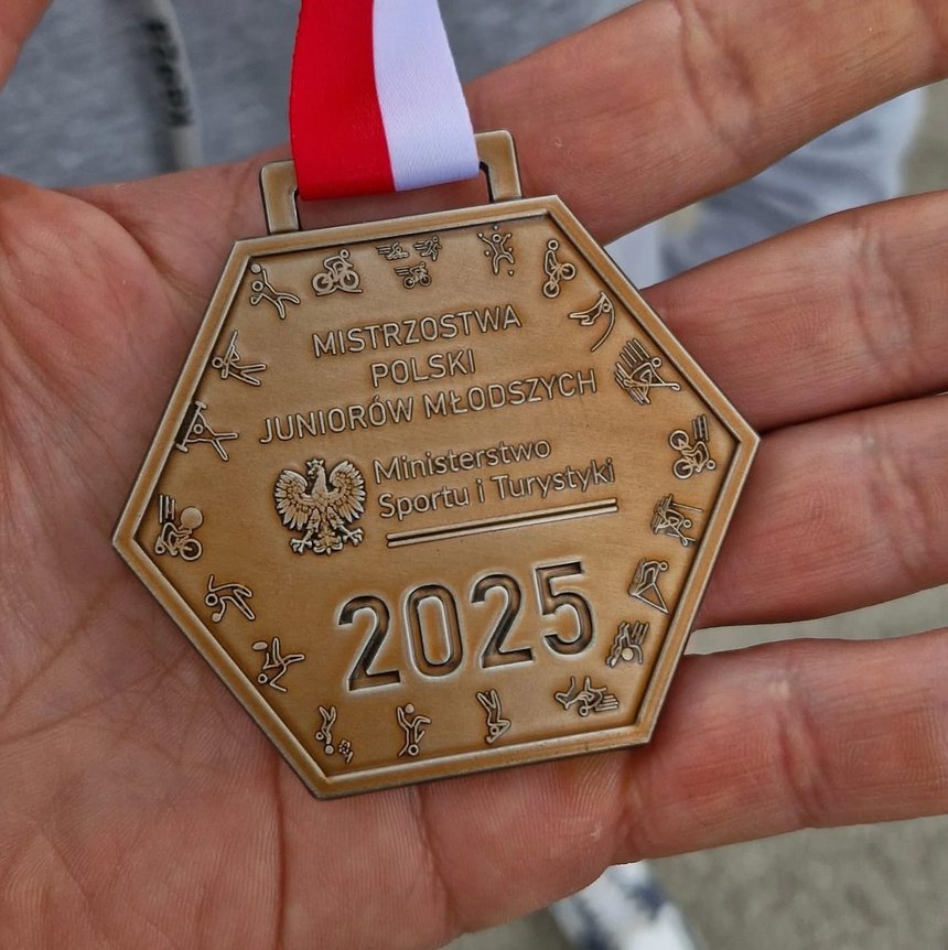 medal z dwóch stron oraz dwaj medaliści Szczygielski i Majewski