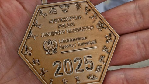 medal z dwóch stron oraz dwaj medaliści Szczygielski i Majewski