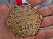 medal z dwóch stron oraz dwaj medaliści Szczygielski i Majewski